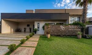 Sofisticação, conforto e integração em uma residência moderna com 3 suítes, pé-direito duplo, ambientes amplos e área social conectada à piscina.  Localizada em um dos condomínios mais valorizados da cidade, com lazer completo e segurança.  Conheça todos os detalhes.